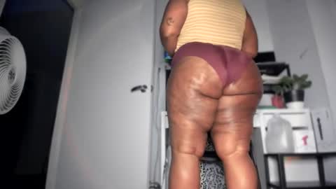 Snapshot of colorfullydark chatting on 09/26/25, 06:17 Noni online show from 09/26/25, 06:17