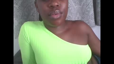 Snapshot of comicalcara chatting on 02/27/25, 01:05 Cara online show from 02/27/25, 01:05