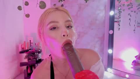 Snapshot of coral214435 chatting on 04/14/26, 01:55 coral online show from 04/14/26, 01:55