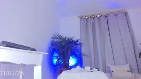 Snapshot of coral_princex chatting on 02/01/25, 10:44 Coral princex online show from 02/01/25, 10:44