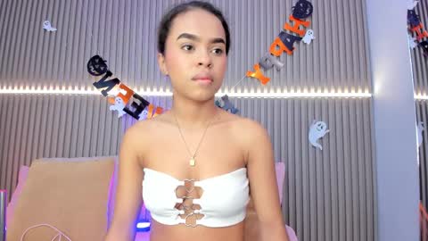 Snapshot of coralineross_ chatting on 10/14/25, 10:38 coralineross_ online show from 10/14/25, 10:38