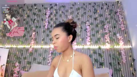 Snapshot of coralineross_ chatting on 11/19/25, 10:37 coralineross_ online show from 11/19/25, 10:37