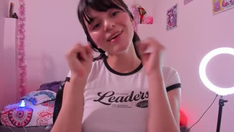 Snapshot of coralinexxx07 chatting on 11/19/25, 03:12 Coraline uwu Bienvenidos al dulce mundo de Coraline Hola amores soy Coraline Una chica tierna juguetona online show from 11/19/25, 03:12
