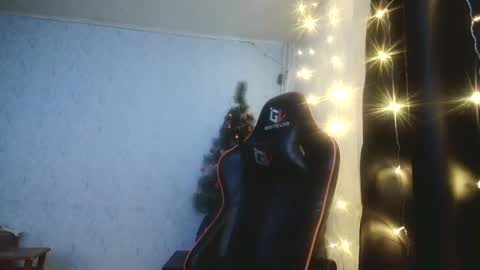 Snapshot of corn_404 chatting on 12/25/24, 11:43 Nata and Raf online show from 12/25/24, 11:43