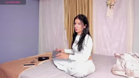Snapshot of cositarika__ chatting on 06/14/26, 02:35 Lunita online show from 06/14/26, 02:35