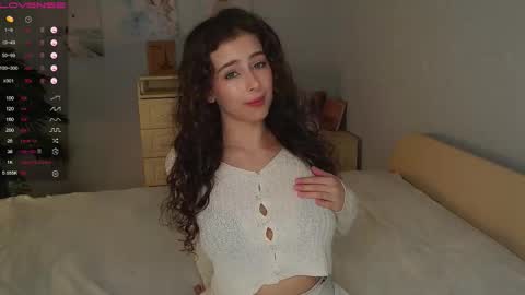 Snapshot of cosmos_baby chatting on 11/24/25, 04:18 Luna online show from 11/24/25, 04:18