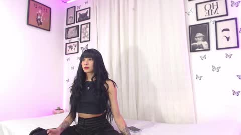 Snapshot of coupsextop chatting on 12/17/24, 05:18 Juli and Liam online show from 12/17/24, 05:18