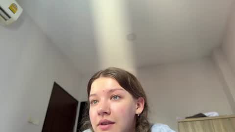 Snapshot of coyness_geneva chatting on 01/23/25, 05:24 Geneva online show from 01/23/25, 05:24