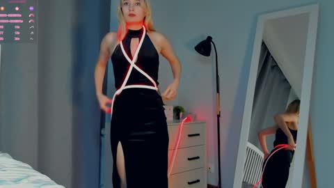 Snapshot of crazy_selfi chatting on 12/25/24, 11:31 Emma online show from 12/25/24, 11:31