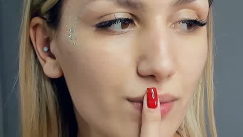 Snapshot of crazy_selfi chatting on 02/01/25, 05:28 Emma online show from 02/01/25, 05:28