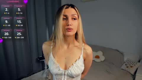 Snapshot of crazy_selfi chatting on 03/10/25, 02:28 Emma online show from 03/10/25, 02:28