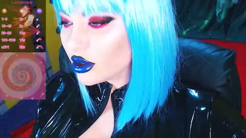 Snapshot of crazypinkyball chatting on 11/29/25, 02:31 Roxy online show from 11/29/25, 02:31