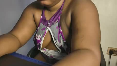 Snapshot of creamyposh1 chatting on 12/16/25, 04:28 creamyposh1 online show from 12/16/25, 04:28