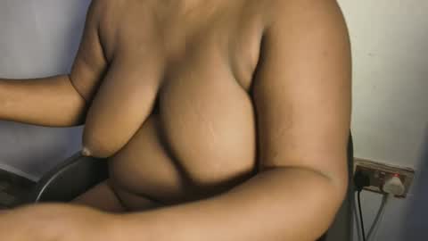 Snapshot of creamyposh1 chatting on 12/23/25, 03:37 creamyposh1 online show from 12/23/25, 03:37