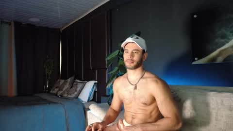 Snapshot of crhistian1_ chatting on 10/21/25, 10:10 CRHISTIAN online show from 10/21/25, 10:10