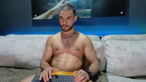 Snapshot of crhistian1_ chatting on 10/31/25, 04:02 CRHISTIAN online show from 10/31/25, 04:02