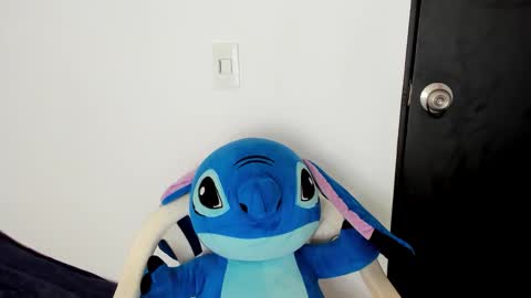 Snapshot of crimsonetoile chatting on 02/19/26, 05:31 Jen. online show from 02/19/26, 05:31