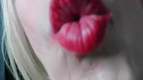 crislingery_doll online show from 02/01/25, 11:21