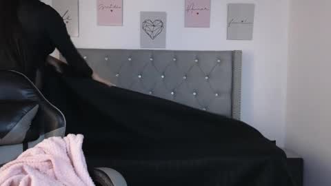  Alejandra from Wednesday to Saturday from 1000 pm to 400 am Colombian hour online show from 04/01/26, 02:56