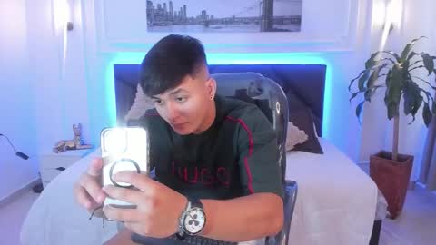 Snapshot of cristopher_strong chatting on 11/30/25, 02:21 Cristopher online show from 11/30/25, 02:21