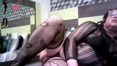 Snapshot of crossdresser64 chatting on 11/06/25, 11:04 Linda Cross online show from 11/06/25, 11:04