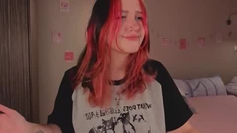 Snapshot of crystalblaze_ chatting on 09/22/25, 08:00 Grace online show from 09/22/25, 08:00