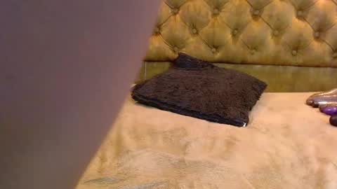 Crystal online show from 02/19/25, 06:32