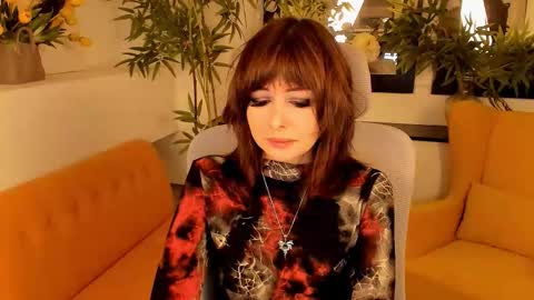 Snapshot of crystallbloom chatting on 09/18/25, 01:40 crystallbloom online show from 09/18/25, 01:40