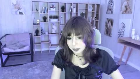 Snapshot of crystallbloom chatting on 10/28/25, 04:20 crystallbloom online show from 10/28/25, 04:20