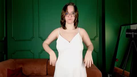 Snapshot of crystallglow chatting on 01/13/26, 02:33 Kitty online show from 01/13/26, 02:33