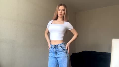 Snapshot of crystarouillard chatting on 04/06/26, 04:10 Jesi online show from 04/06/26, 04:10