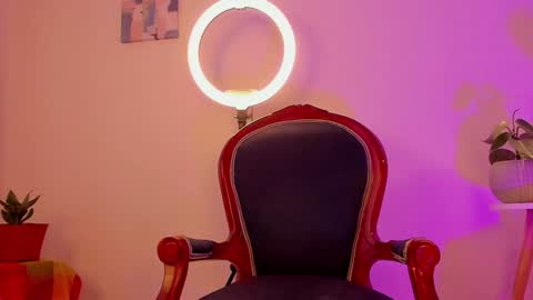 Snapshot of cuddlingbunnny chatting on 12/01/24, 10:43 Leonela online show from 12/01/24, 10:43