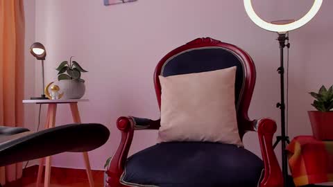 Snapshot of cuddlingbunnny chatting on 12/02/24, 05:59 Leonela online show from 12/02/24, 05:59