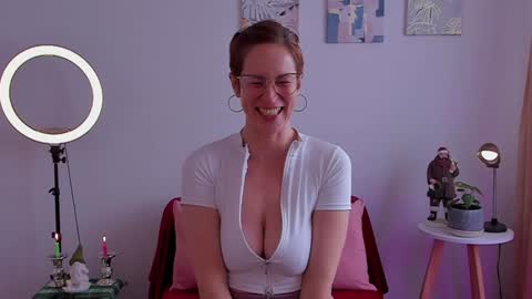 Snapshot of cuddlingbunnny chatting on 12/07/24, 06:04 Leonela online show from 12/07/24, 06:04