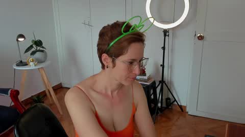 Snapshot of cuddlingbunnny chatting on 12/12/24, 03:16 Leonela online show from 12/12/24, 03:16