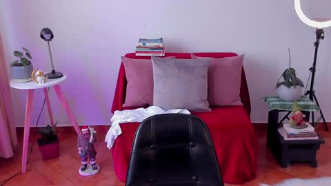 Snapshot of cuddlingbunnny chatting on 12/23/24, 08:36 Leonela online show from 12/23/24, 08:36