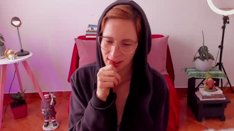 Snapshot of cuddlingbunnny chatting on 12/24/24, 03:26 Leonela online show from 12/24/24, 03:26