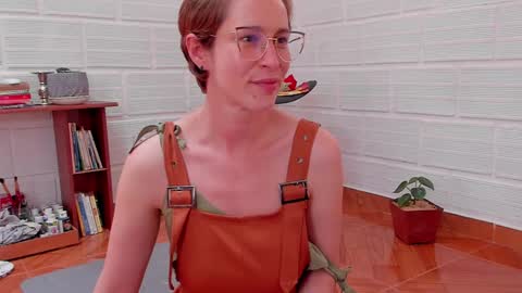 Snapshot of cuddlingbunnny chatting on 01/18/25, 06:43 Leonela online show from 01/18/25, 06:43