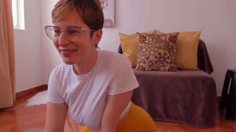 Snapshot of cuddlingbunnny chatting on 02/18/25, 06:15 Leonela online show from 02/18/25, 06:15