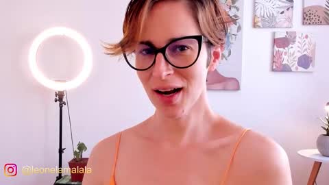 Snapshot of cuddlingbunnny chatting on 09/14/25, 07:35 Leonela online show from 09/14/25, 07:35