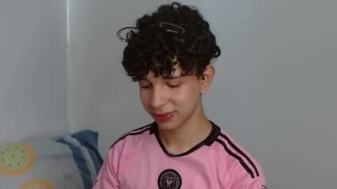 Snapshot of cuddly_twinkie chatting on 12/04/24, 04:27 Cuddly online show from 12/04/24, 04:27