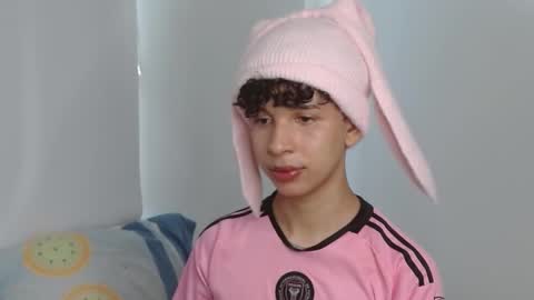 Snapshot of cuddly_twinkie chatting on 12/04/24, 07:34 Cuddly online show from 12/04/24, 07:34