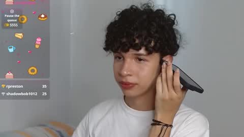 Snapshot of cuddly_twinkie chatting on 12/19/24, 08:13 Cuddly online show from 12/19/24, 08:13