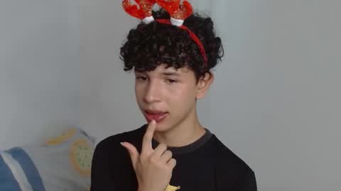 Snapshot of cuddly_twinkie chatting on 12/22/24, 05:21 Cuddly online show from 12/22/24, 05:21