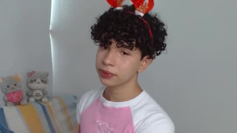 Snapshot of cuddly_twinkie chatting on 12/26/24, 05:30 Cuddly online show from 12/26/24, 05:30