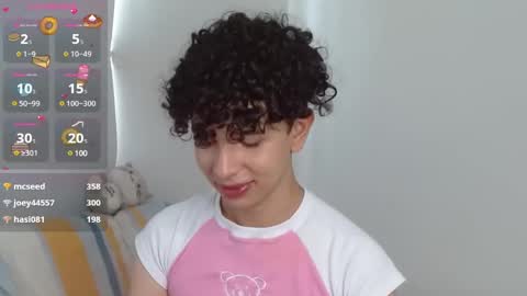 Snapshot of cuddly_twinkie chatting on 12/26/24, 08:32 Cuddly online show from 12/26/24, 08:32