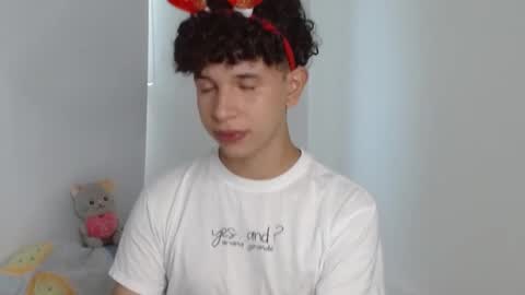 Snapshot of cuddly_twinkie chatting on 01/05/25, 04:59 Cuddly online show from 01/05/25, 04:59