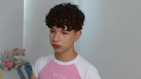 Snapshot of cuddly_twinkie chatting on 01/12/25, 05:11 Cuddly online show from 01/12/25, 05:11