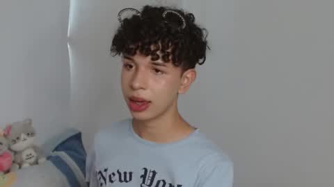 Snapshot of cuddly_twinkie chatting on 01/17/25, 05:19 Cuddly online show from 01/17/25, 05:19