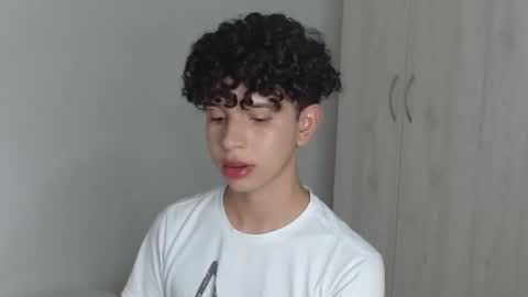 Snapshot of cuddly_twinkie chatting on 01/27/25, 01:59 Cuddly online show from 01/27/25, 01:59